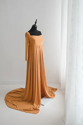 Senfgelbes Babybauchkleid aus der Kleiderauswahl