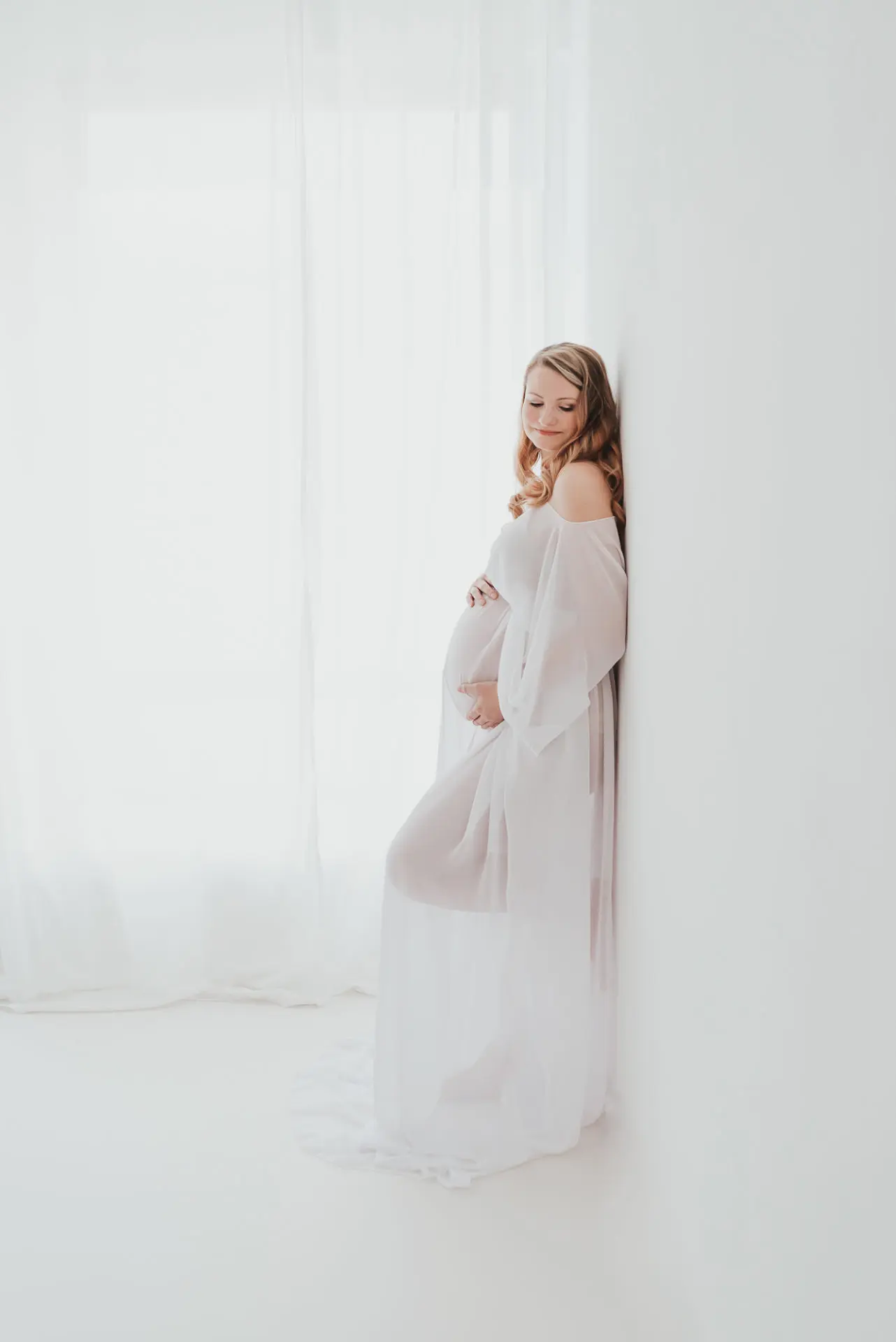Schwangere Frau im Studio beim Babybauchshooting