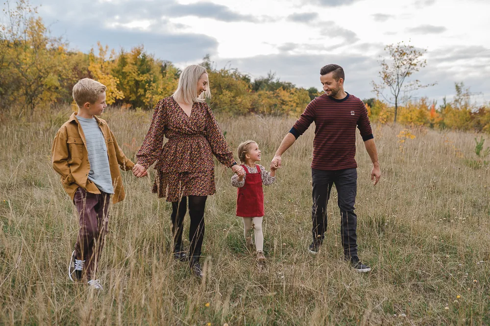 Familie beim natürlichen Herbstshooting