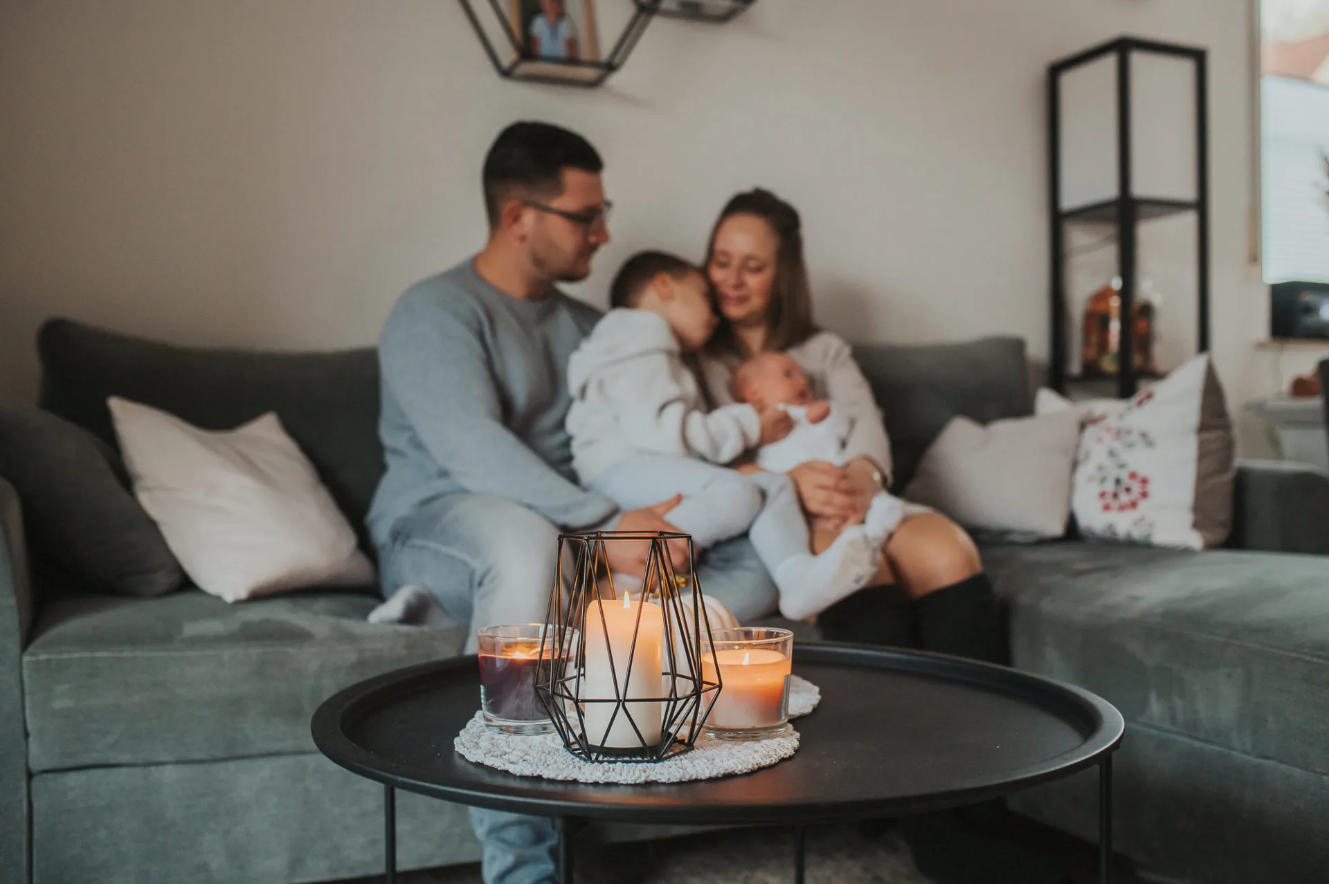 Familie mit Geschwisterkind und Neugeborenem auf der Couch, Homestory bei Tessa Trommer