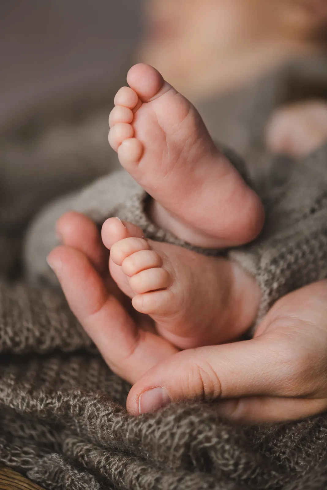 Babyfüße beim Neugeborenen-Shooting im Fotostudio