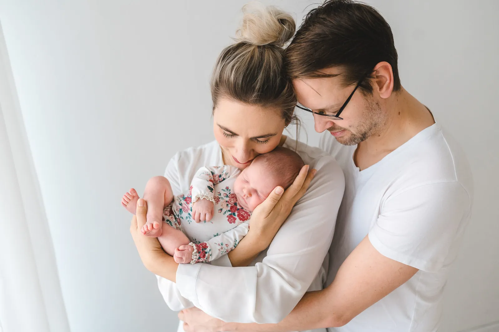 Familie mit Neugeborenem beim Studio-Shooting bei Tessa Trommer