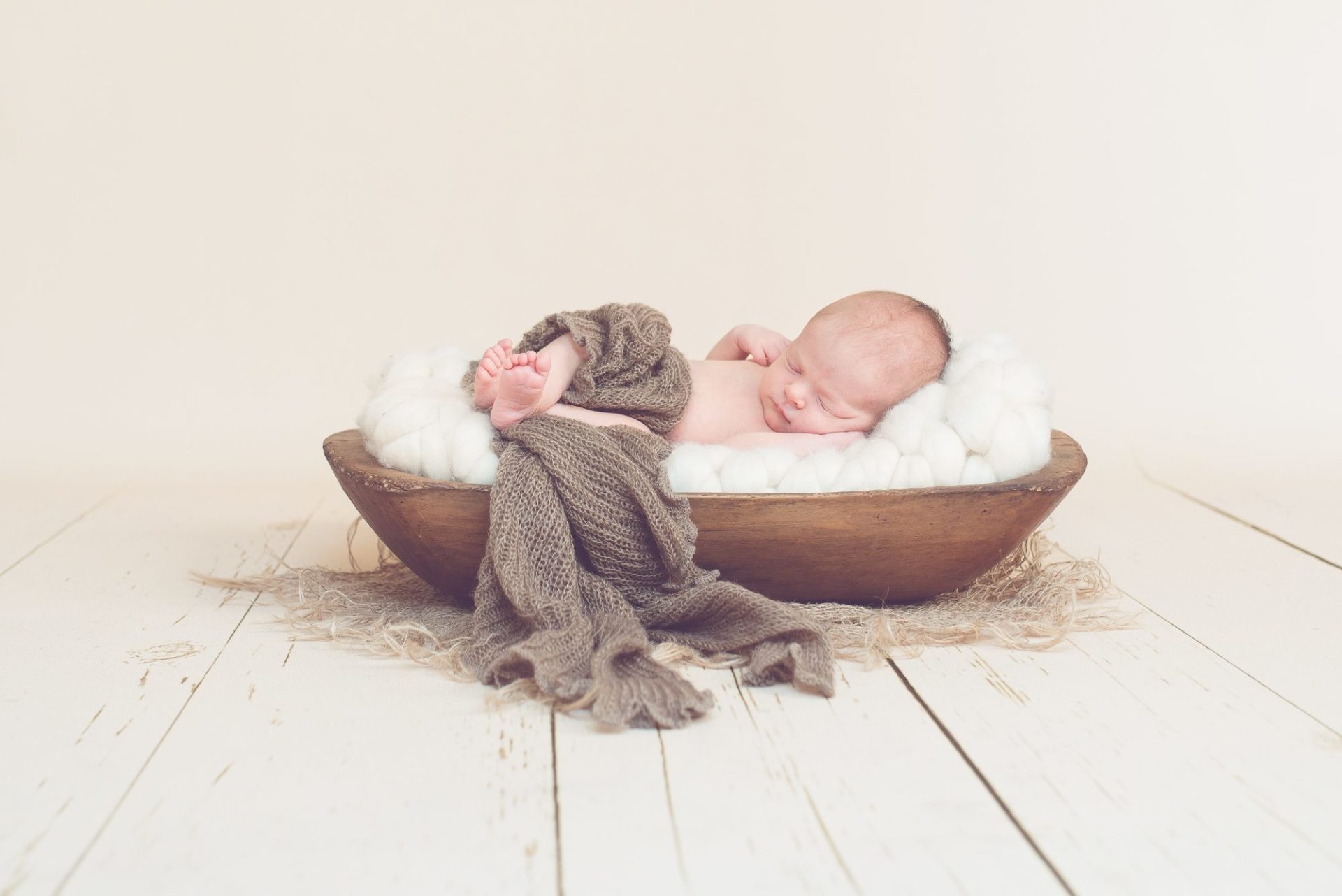Tessa Trommer Fotografie Erfurt Newborn Neugeborenenfotos Neugeborenenfotografie Holzschale