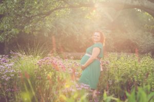 Tessa Trommer Fotografie Erfurt Babybauch Schwangerschaftsfotografie Luisenpark Blumen Sonnenuntergang Gegenlicht