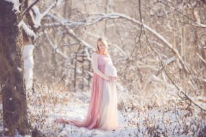 Tessa Trommer Fotografie Erfurt Babybauch Schwangerschaftsfotografie Schnee Schneefotos Belly Kleid Schleppe Rosa