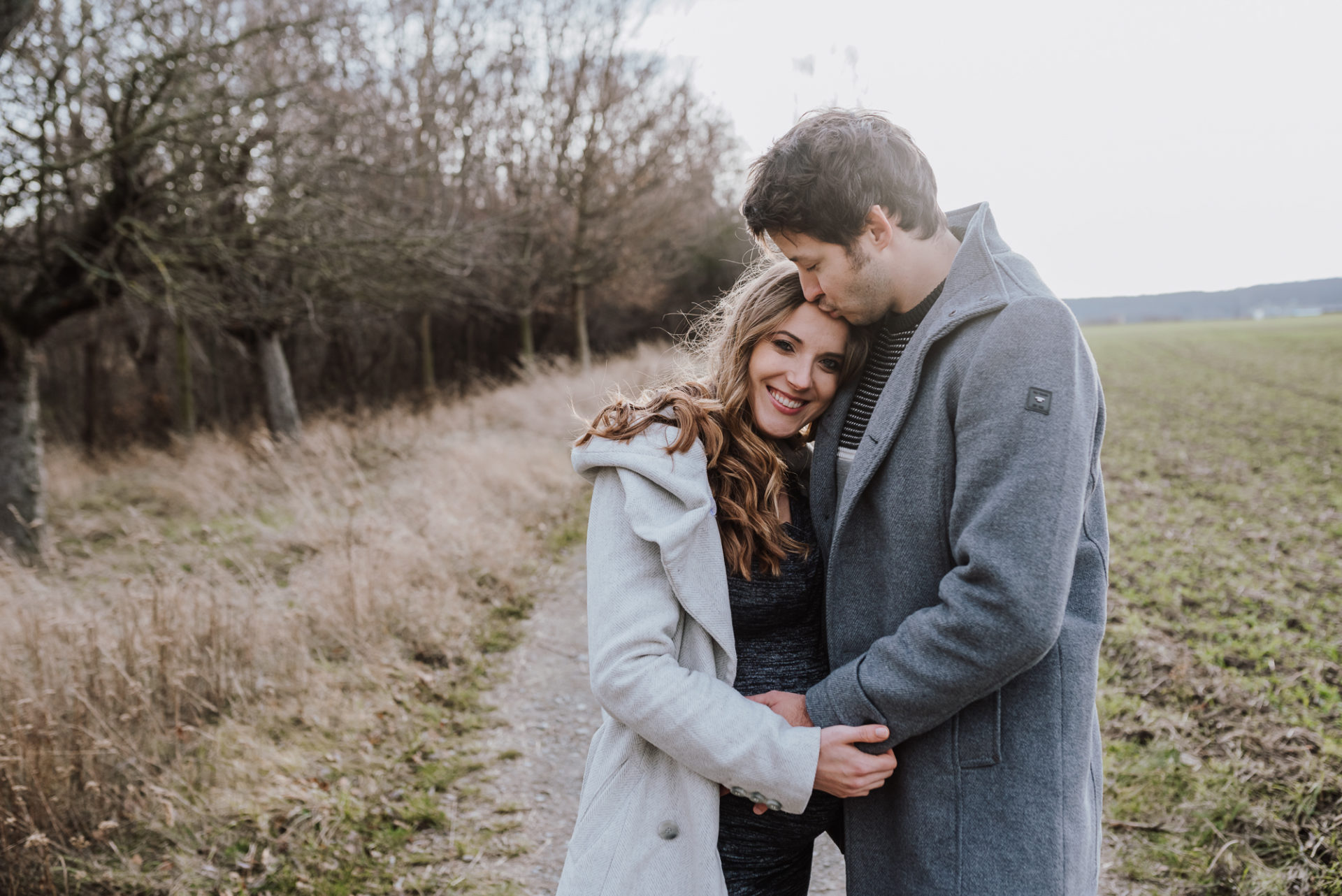 Tessa Trommer Fotografie Babybauchshooting Outdoor Erfurt Kuss