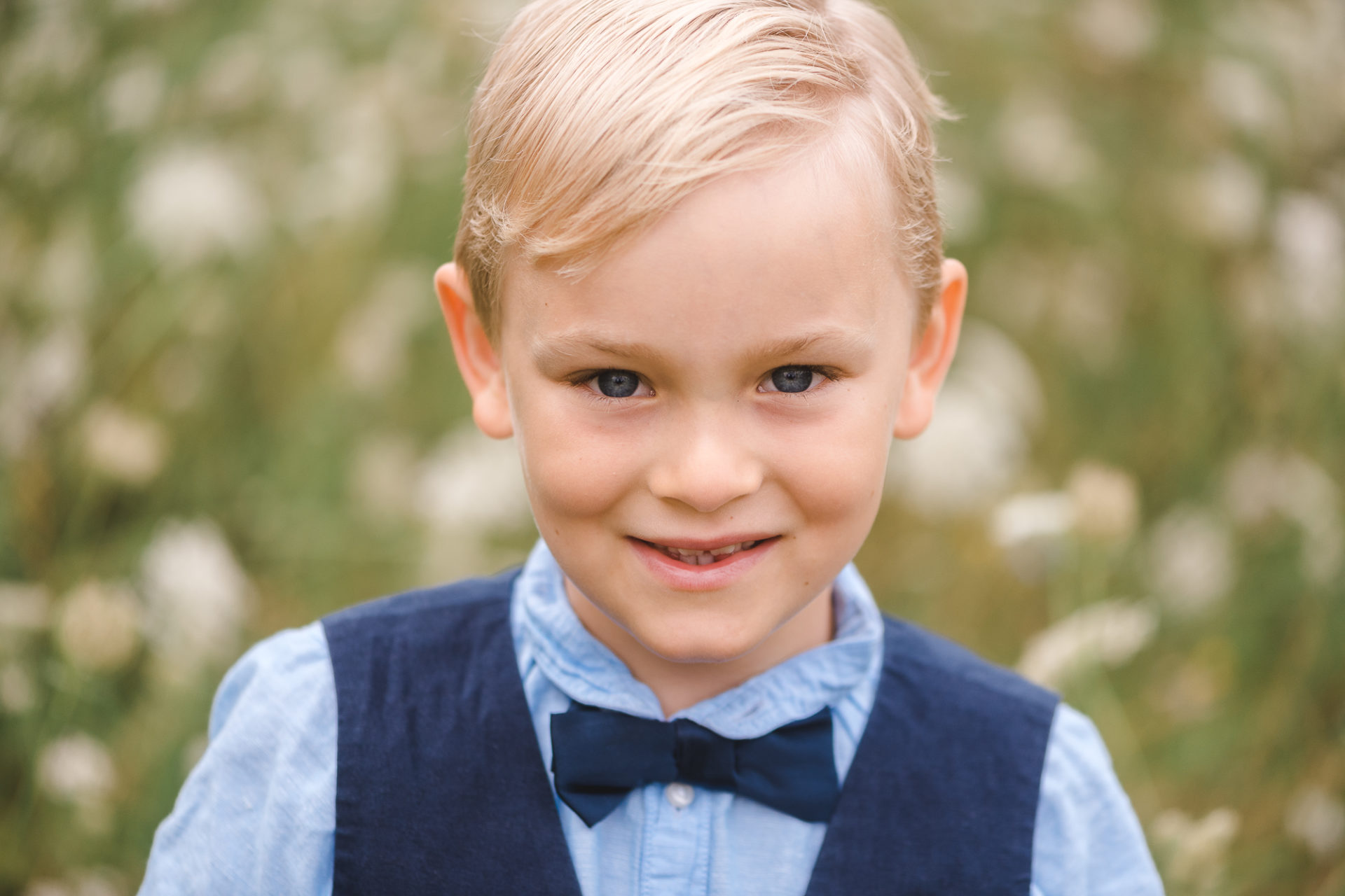 Tessa Trommer Fotografie Kinderportait Wiese Outdoor Junge Fliege Weimar Erfurt