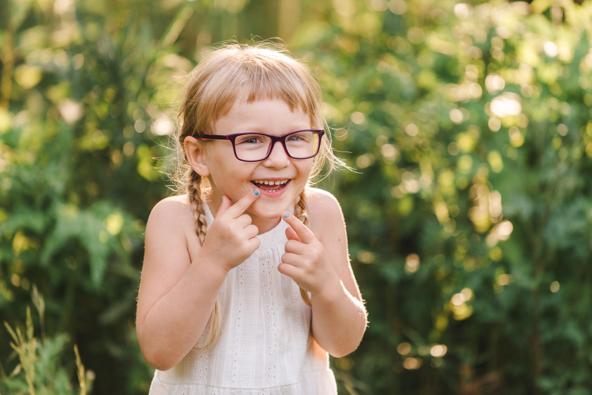 Tessa Trommer Fotografie Maedchen Lachen Sonnenuntergang Kinderportrait