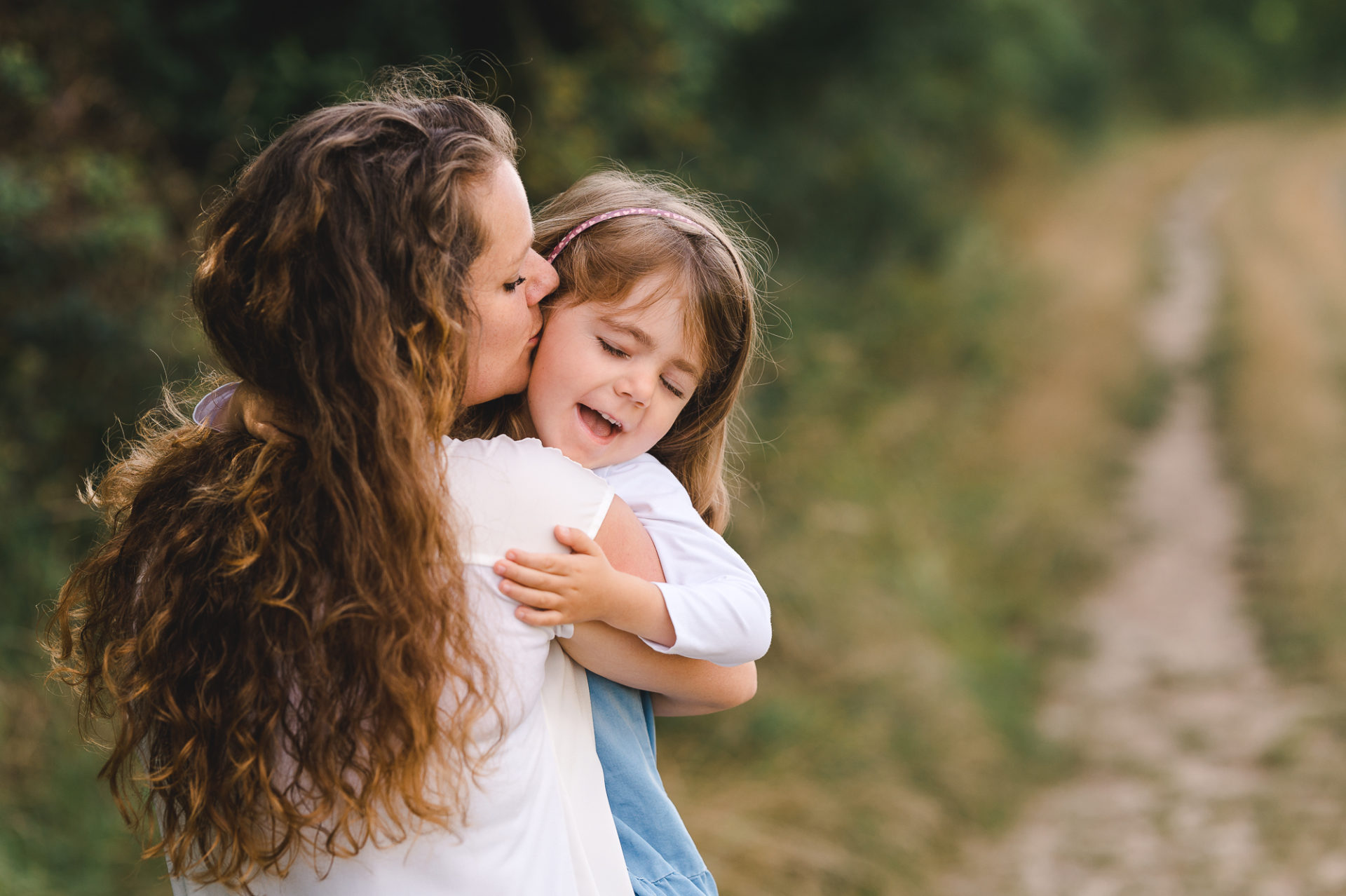 Tessa Trommer Fotografie Mama Kinderportrait Wiese Natur Sommer Outdoorshooting Familie