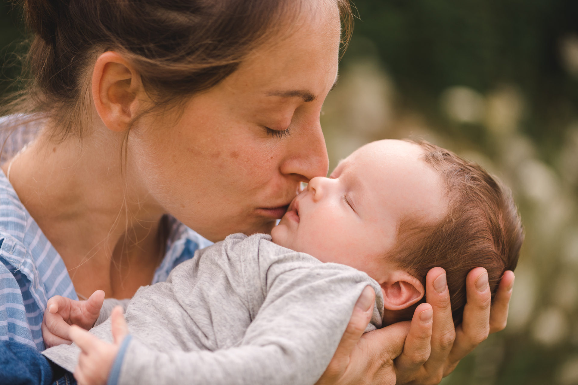 Tessa Trommer Fotografie Neugeborenenshooting Outdoor Mama Kuss Sommer