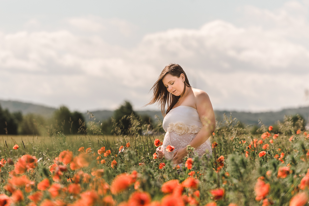 Tessa Trommer Fotografie Schwangerschaftsshooting Babybauch Outdoorshooting Natur Mohnblumen Erfurt Gotha 1 von 1