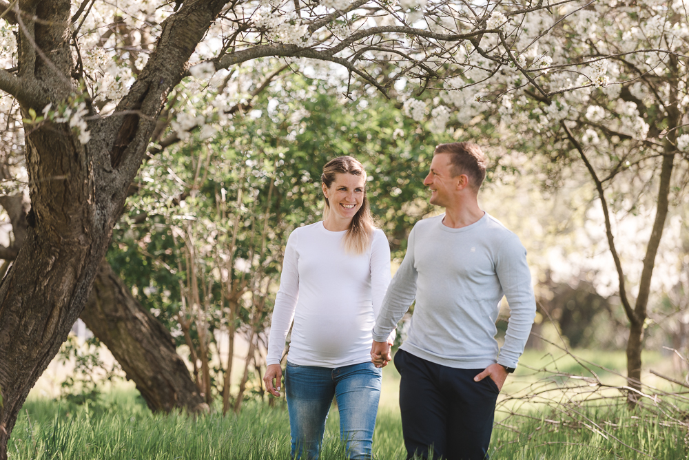 Tessa Trommer Fotografie Spitzenkleid Schwangerschaftsshooting Babybauch Outdoorshooting Natur Erfurt Apolda Gotha Fruehling Kirschbluete 1 von 1