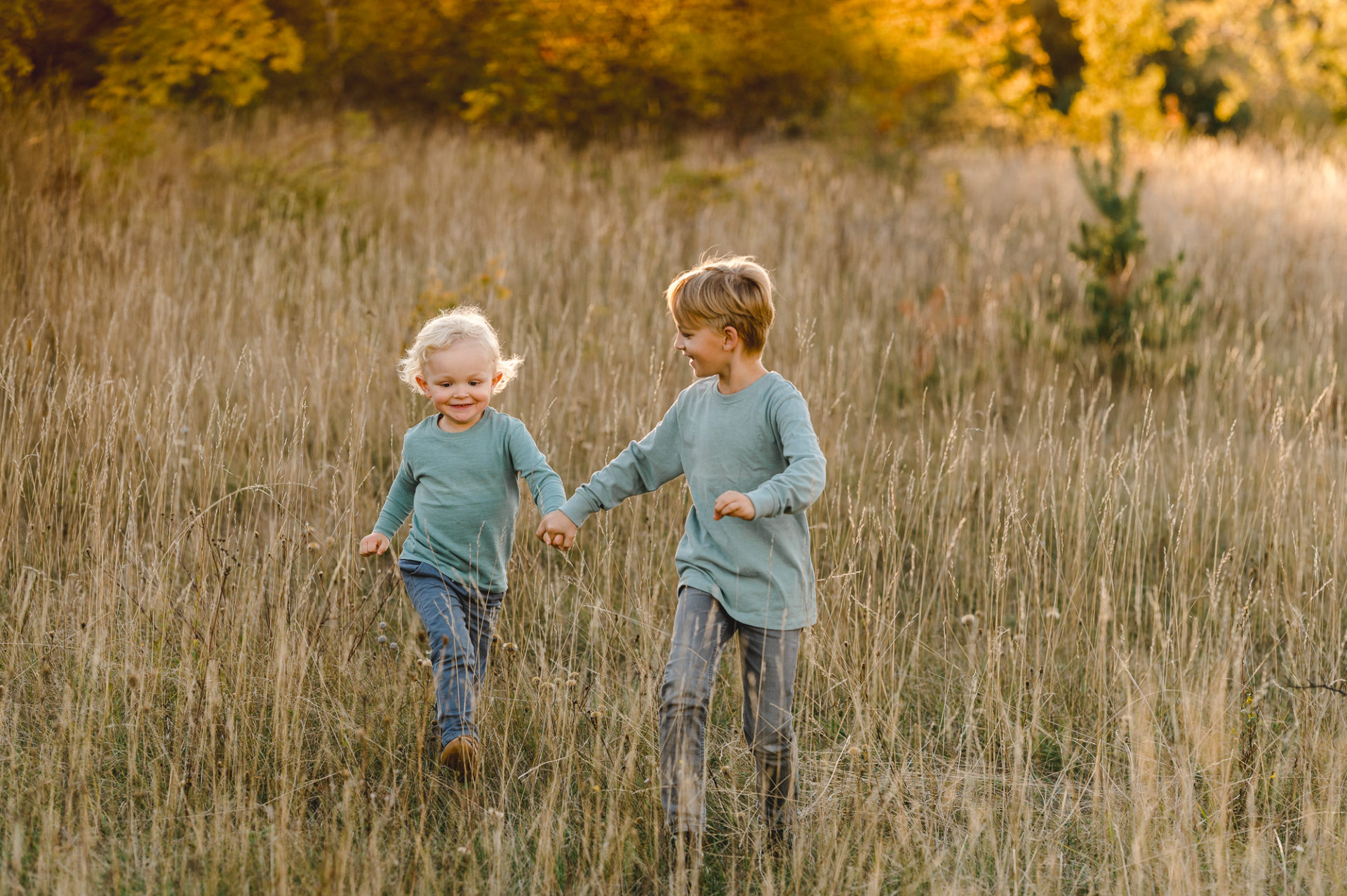 Tessa Trommer Fotografie Geschwister Kinderfotos Herbstshooting Familienfotografie Erfurt Herbstfarben Kinderfotografie