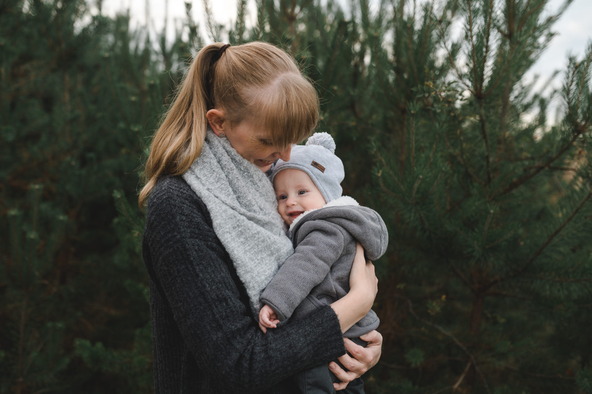 Tessa Trommer Fotografie Mama Wintershooting Nadelwald viermonate Babyshooting Erfurt Weimar