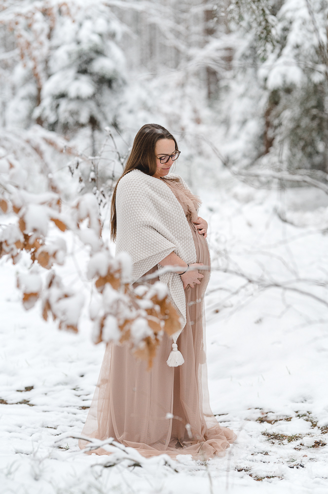 Tessa Trommer Fotografie Schneeshooting Babybauch Schwangerschaft Winterwald