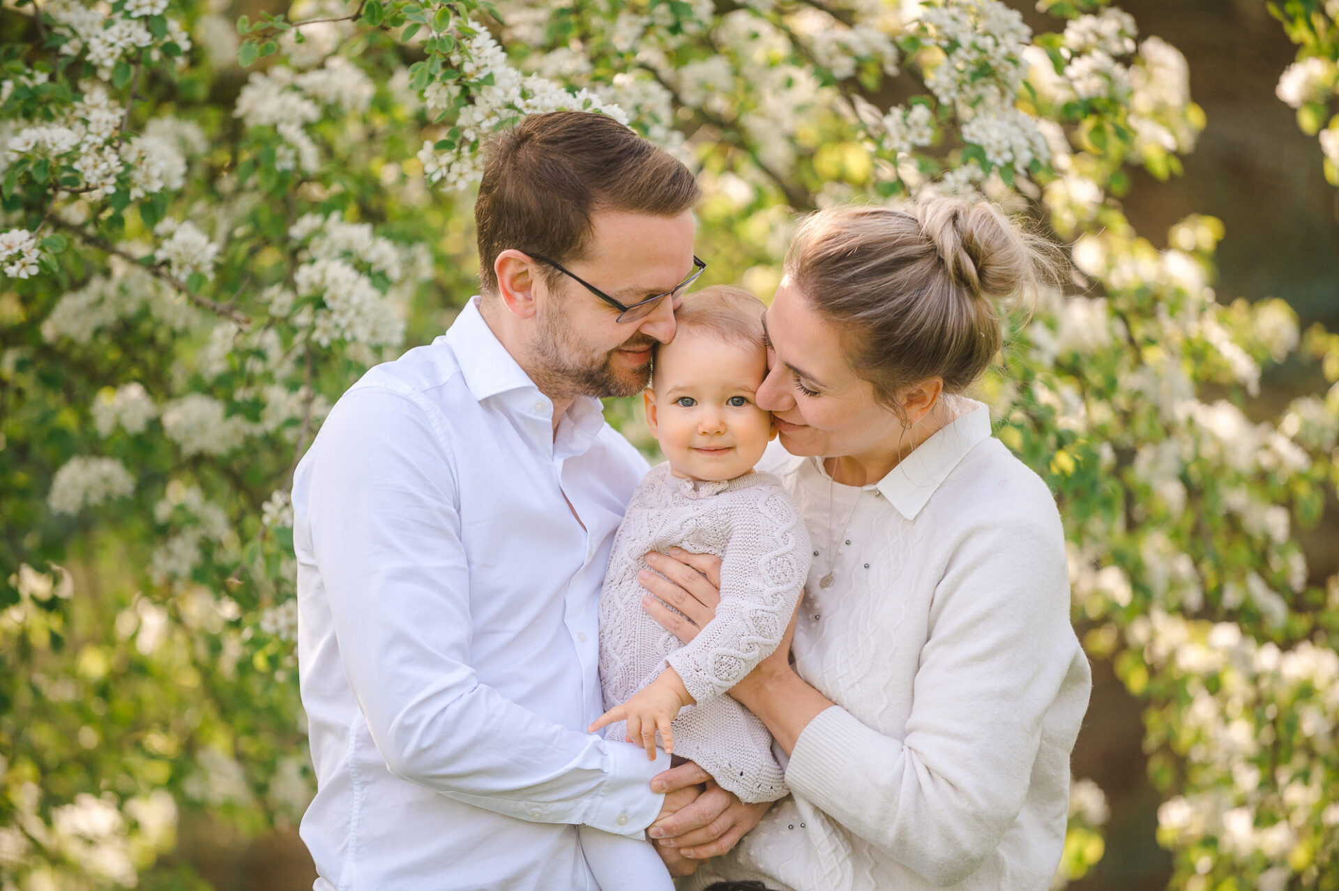 Tessa Trommer Fotografie Familienshooting April Wiese Frühling Erfurt Babyfotografie